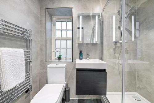 Phòng tắm tại Modern 4 Bed 4 Bath Home in Reading Perfect for Business and Contractors with Free Parking