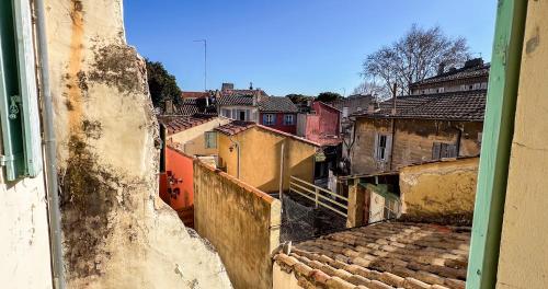 - une vue depuis la fenêtre d'une ville dans l'établissement AC - Hypercenter - Rooftop view!, à Avignon