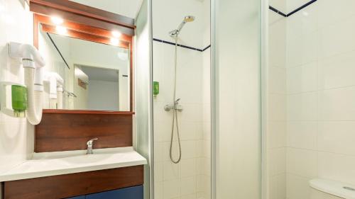 a bathroom with a shower and a sink at Vacancéole - Appart'Vacances Pyrénées 2000 in Bolquere Pyrenees 2000