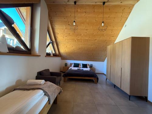 Ένα ή περισσότερα κρεβάτια σε δωμάτιο στο APARTAMENT No 1 MOUNTAIN VIEV Sauna Priv okolice Zakopane Czorsztyn Kluszkowce