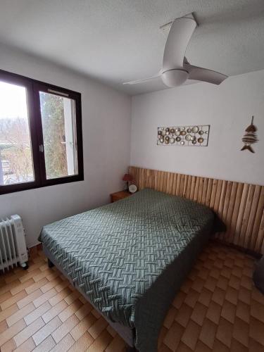 une chambre avec un lit et un ventilateur de plafond dans l'établissement Magnifique T2 Port de Carnon avec Wifi - Mer à 400m, à Mauguio