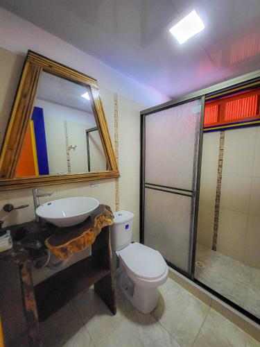 a bathroom with a toilet and a sink and a shower at Finca Nuevo Monarca in Pereira