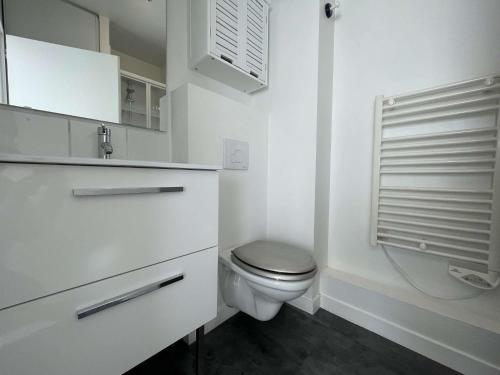 une salle de bain blanche avec des toilettes et un lavabo dans l'établissement Appt Studio mezza LA ROCHELLE - LR530-008, à La Rochelle