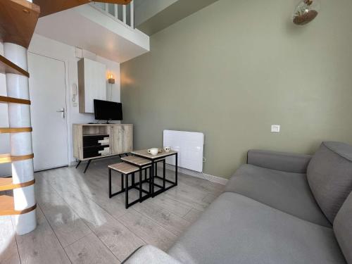 un salon avec un canapé et une table dans l'établissement Appt Studio mezza LA ROCHELLE - LR530-008, à La Rochelle