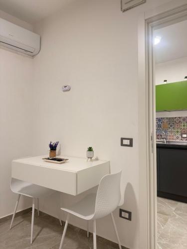 巴勒莫Vicoletto Ludovica - Proppro SRL- Palermo的白色的用餐室配有白色的桌椅