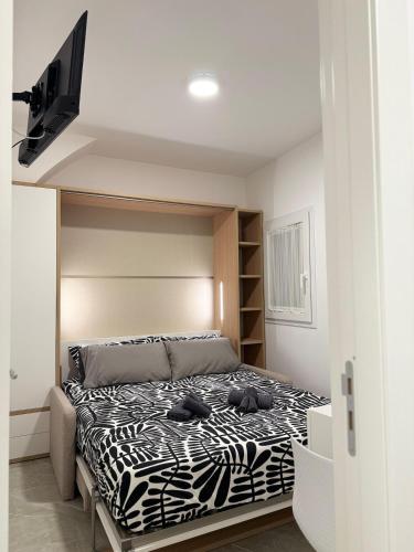 巴勒莫Vicoletto Ludovica - Proppro SRL- Palermo的卧室里有一张床，床铺是黑白相间的棉被