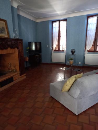 Televízia a/alebo spoločenská miestnosť v ubytovaní Maison Necty Auvillar