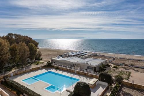 an overhead view of a swimming pool next to the ocean at Emerald Wave - House on the beach with pool in Torre Grande