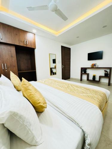 Ένα ή περισσότερα κρεβάτια σε δωμάτιο στο Hotel Ashram View Just 10 Minute Away Form Nizamuddin Railway Station