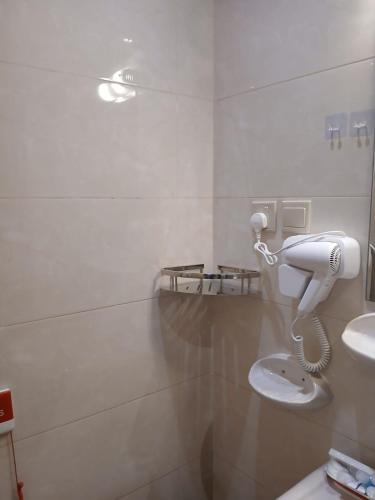un bagno con un telefono sul muro accanto al water di شقق درر رامه للشقق المخدومة 9 a Riyad