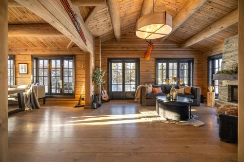 Χώρος καθιστικού στο Traditional Feel In Modern Log Cabin