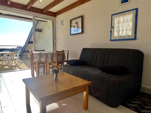 un salon avec un canapé et une table basse dans l'établissement REF 033 Appartement T3 vue mer Les Terrasses de Kerjouanno Arzon, à Arzon