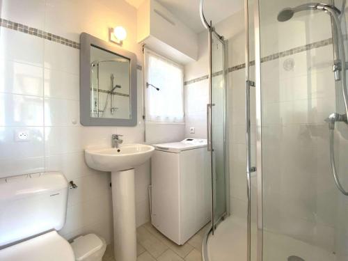 a bathroom with a sink and a toilet and a shower at REF 033 Appartement T3 vue mer Les Terrasses de Kerjouanno Arzon in Arzon