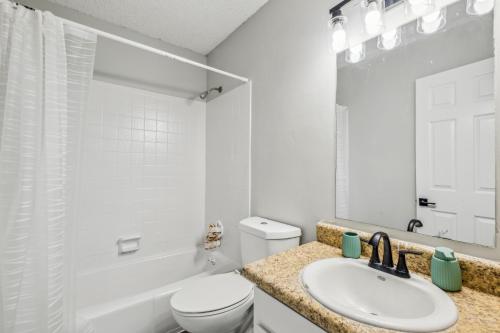 Ένα μπάνιο στο Brentwood U9 I Cozy & Comfy I 2bd I Free Parking
