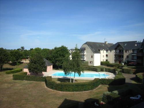 une vue aérienne d'une maison avec piscine dans l'établissement REF 042 Appartement T2 avec balcon et piscine Arzon, à Arzon