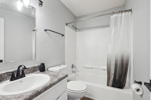 O baie la Brentwood U8 I Cozy & Comfy I 2bd I Free Parking