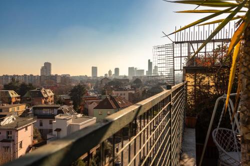 Skyline View Suite with Private Terrace - 3 min to Metro