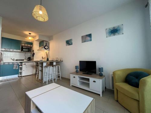 un salon avec un canapé et une table dans l'établissement Appartement T2 - LA ROCHELLE - LR910-012, à Fontenille-Saint-Martin-d'Entraigues