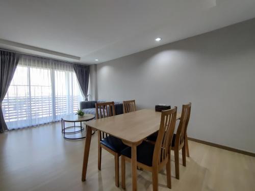 a dining room with a table and chairs at Relax time at Ayutthaya , Suntomoon Residence in Phra Nakhon Si Ayutthaya