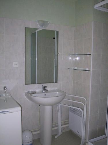 une salle de bain avec un lavabo et un miroir dans l'établissement REF 088 Appartement T2 vue port Crouesty proche commerces, à Arzon