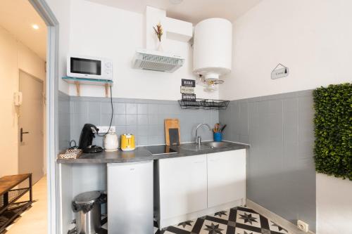 - une petite cuisine avec évier dans la chambre dans l'établissement Le Nossa - Centre - Proche Halles, à Lourdes