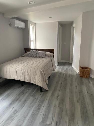 a bedroom with a bed and a wooden floor at UCLA Thurston in Los Angeles