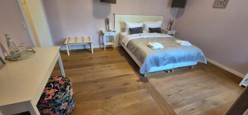 a bedroom with a bed and a wooden floor at Schlosshotel Hohenbocka in Hohenbocka