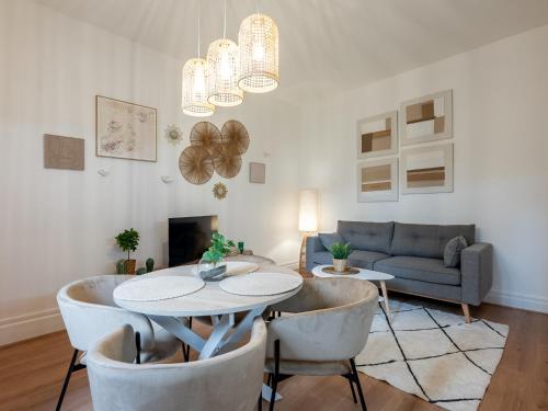 un salon avec une table, des chaises et un canapé dans l'établissement BnGo I Luxe & Confort I Gare PartDieu, 2 personnes, Aéroport, Rhone-Express, à Lyon