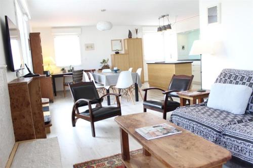 un salon avec un canapé, des chaises et une table dans l'établissement Appt 3 pièces LA ROCHELLE - LR360-307, à La Rochelle