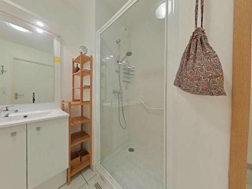 une salle de bain avec douche et lavabo dans l'établissement Appt 3 pièces LA ROCHELLE - LR360-307, à La Rochelle