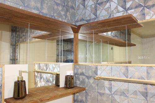 - une cuisine avec du carrelage bleu et blanc sur le mur dans l'établissement Chambre Funky - Gîte les Zazous, à Lormes