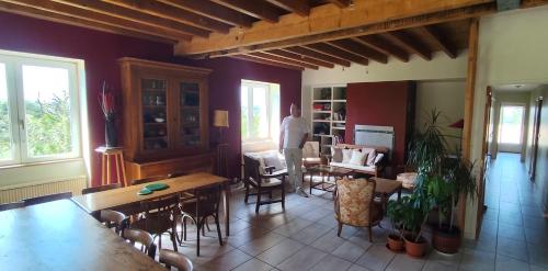 un homme debout dans une pièce avec salle à manger dans l'établissement Chambre Funky - Gîte les Zazous, à Lormes