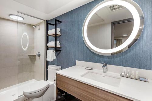 The Gibson Hotel Great Falls, an Ascend Collection Hotelにあるバスルーム
