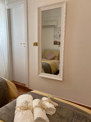 a mirror in a room with a bed and a bed sqor at Casa Vacanze Antico Cassaro in Palermo