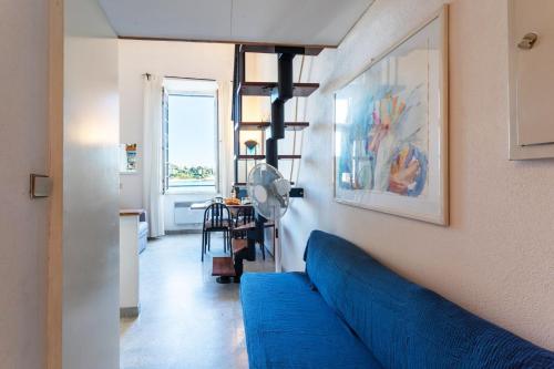 un salon avec un canapé bleu et un tableau dans l'établissement MARINE AP4445 By Riviera Holiday Homes, à Villefranche-sur-Mer