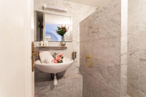 une salle de bain avec un lavabo et un miroir dans l'établissement MARINE AP4445 By Riviera Holiday Homes, à Villefranche-sur-Mer