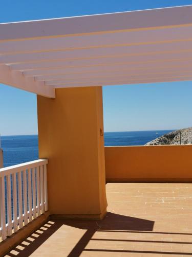 un balcon avec vue sur l'océan dans l'établissement ILE du FRIOUL féérique 102m2 8p superbe appartement VUE MER 3 terrasses plage à pied, à Marseille