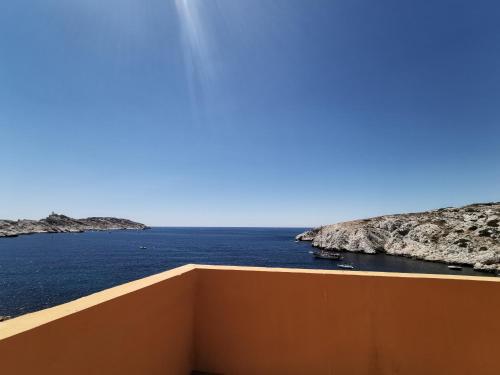 ILE du FRIOUL féérique 102m2 8p superbe appartement VUE MER 3 terrasses plage à pied