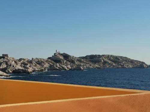 une plage jaune avec l'océan en arrière-plan dans l'établissement ILE du FRIOUL féérique 102m2 8p superbe appartement VUE MER 3 terrasses plage à pied, à Marseille