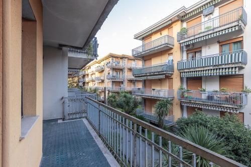 Una vista de un edificio con balcones y plantas. en Rapallo-Portofino, Chic and Cozy apt with pool, en Rapallo