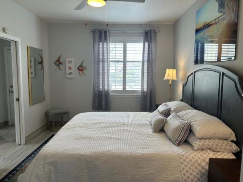 Giường trong phòng chung tại 444 Pier Avenue #405