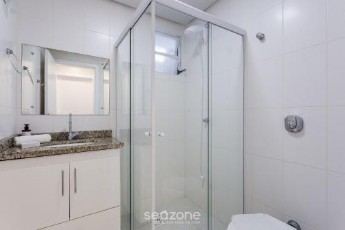 Un baño de Apto em cond. com piscina a 700m da praia CMC101