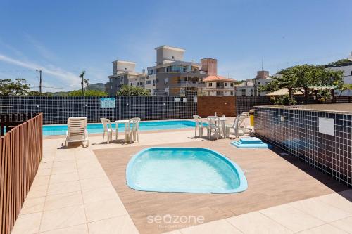 Piscina en o cerca de Apto em cond. com piscina a 700m da praia CMC101