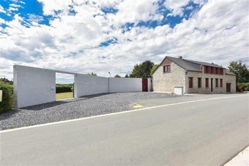a house on the side of a road at Le Vél'Eau d'Heure in Beaumont
