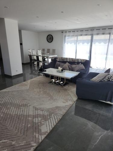un salon avec un canapé et une table dans l'établissement Villa avec piscine jacuzzi et sauna, à Saint-André-de-Cubzac