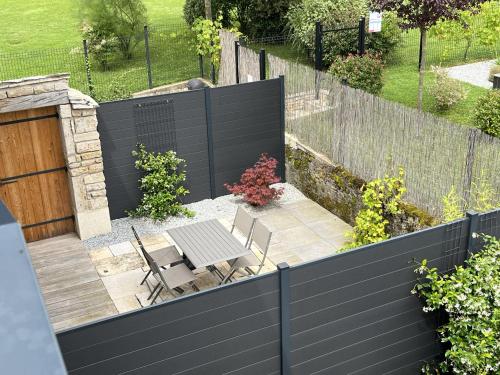 Gallery image of Appart-hôtel n 2 calme avec vue sur la piscine, petit-déjeuner, terrasse et parking in Chouzelot