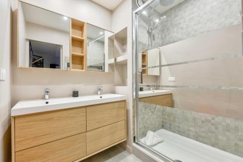 une salle de bain avec un lavabo et une douche dans l'établissement GuestReady - Charming stay near Catacombs of Paris, à Paris