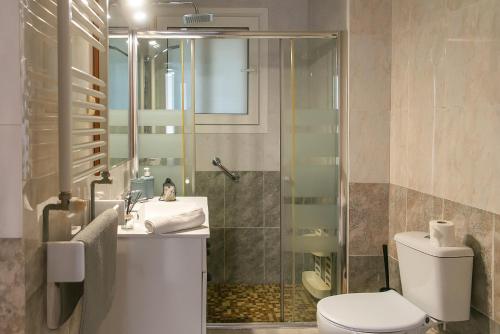a bathroom with a toilet and a sink and a shower at WELCS APARTAMENTO 204 PDA junto al mar in L'Estartit
