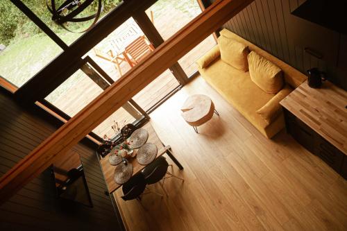 an overhead view of a living room with a couch and a table at Black & White Cekcyn Bory Tucholskie in Cekcyn