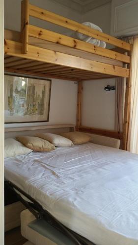 une chambre avec un lit superposé avec une échelle dans l'établissement Cannes Penthouse, à Cannes